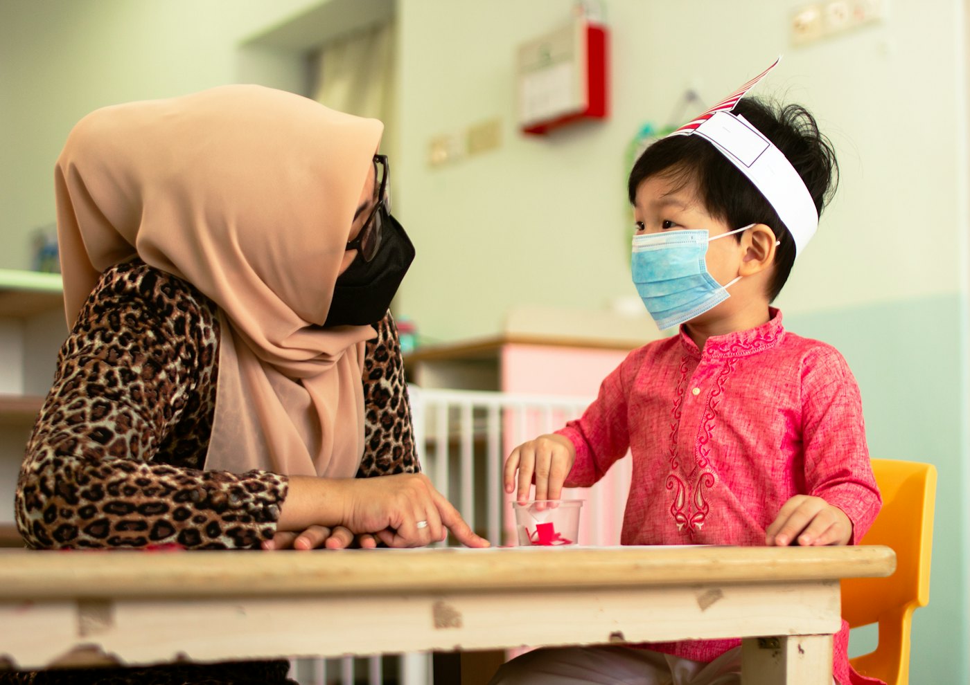 Staf klinik bersama seorang kanak-kanak