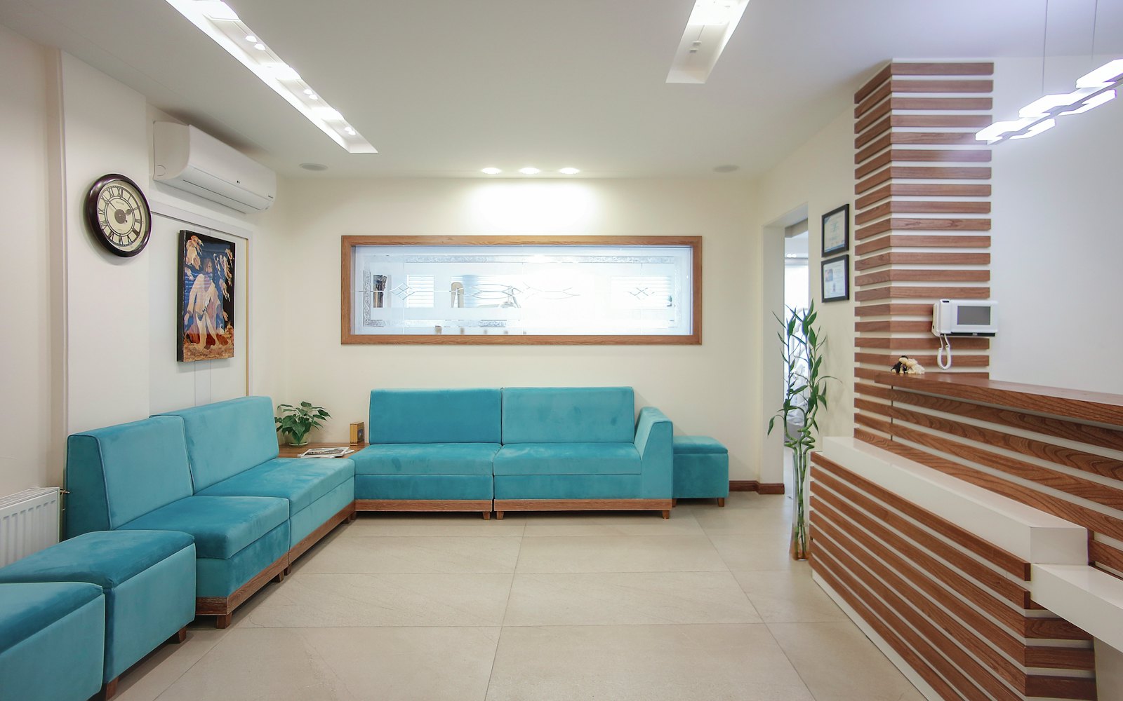 Ruang menunggu klinik dengan sofa